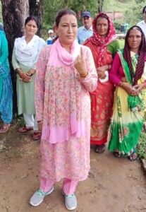 कैबिनेट मंत्री रेखा आर्या ने सोमेश्वर में किया मतदान