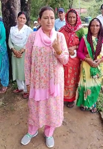 कैबिनेट मंत्री रेखा आर्या ने सोमेश्वर में किया मतदान