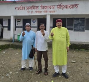कैबिनेट मंत्री महाराज ने अपने गांव सेड़ियाखाल में किया मतदान