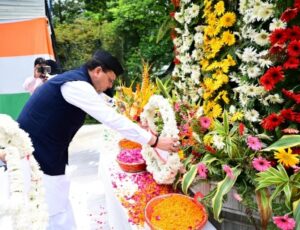 मुख्यमंत्री ने शहीद स्मारक पर पुष्प चक्र अर्पित कर शहीद को दी श्रद्धांजलि