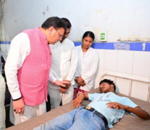 मनसा देवी हादसे में घायल श्रद्धालुओं का मुख्यमंत्री ने जाना हालचाल