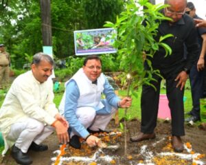 ‘एक पेड़ माँ के नाम’ अभियान के अंतर्गत मुख्यमंत्री ने किया वृक्षारोपण