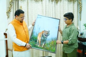 मुख्यमंत्री ने बाघ दिवस पर वाइल्ड लाइफ फोटोग्राफर शौर्य प्रताप बिष्ट को किया सम्मानित