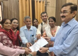 बस्तियों में नोटिसों एवं साफ-सफाई के सन्दर्भ में नगर आयुक्त को ज्ञापन दिया 