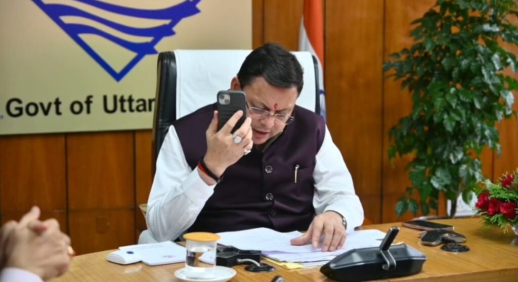 मुख्यमंत्री धामी ने जनसमस्याओं पर की फरियादियों से बात