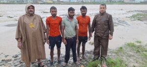 प्रेम नगर में नदी के बीच फंसी तीन जिंदगियों को जिला प्रशासन ने किया रेस्क्यू