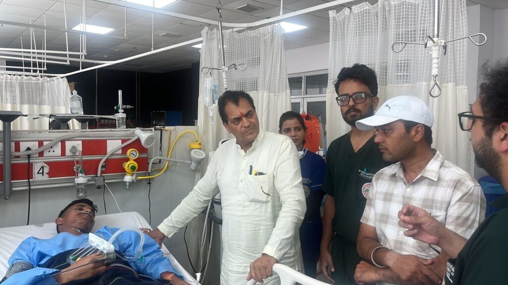 पूर्व कैबिनेट मंत्री अग्रवाल ने आपदा की चपेट में आये घायलों का एम्स पहुंचकर जाना स्वास्थ्य हाल-चाल