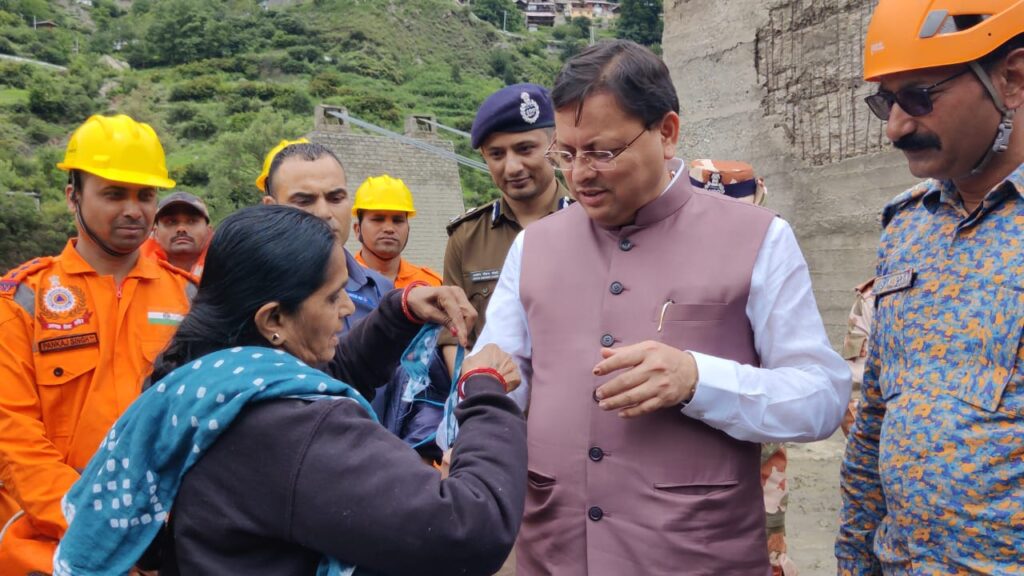 धराली आपदा में भाई बहन के रिश्ते की अनोखी मिसाल, महिला ने साड़ी फाड़कर मुख्यमंत्री को बांधी राखी