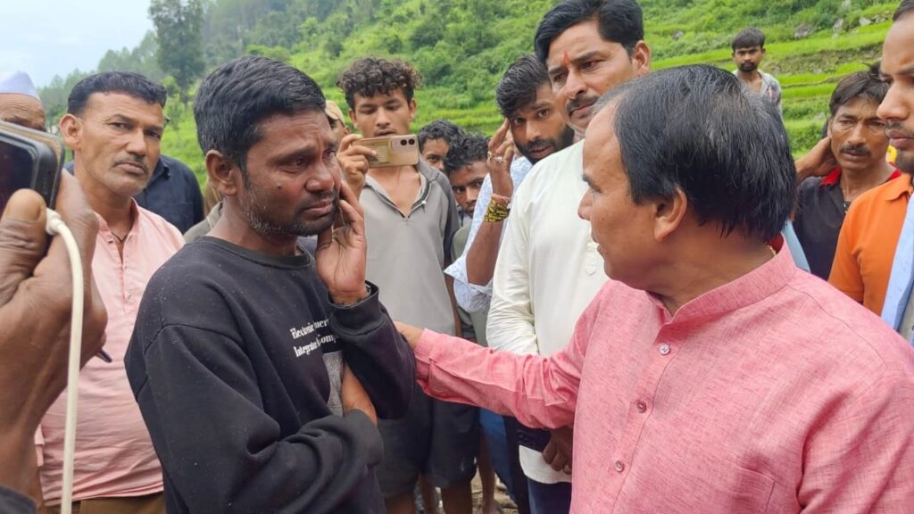 थलीसैण के आपदाग्रस्त क्षेत्र चौथान पहुंचे स्वास्थ्य मंत्री,  प्रभावित क्षेत्र का किया निरीक्षण, पीड़ितों को बंधाया ढ़ांढस