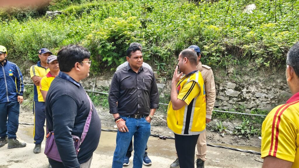 मुख्यमंत्री के निर्देश पर ग्राउंड जीरो पहुंचे स्वास्थ्य सचिव