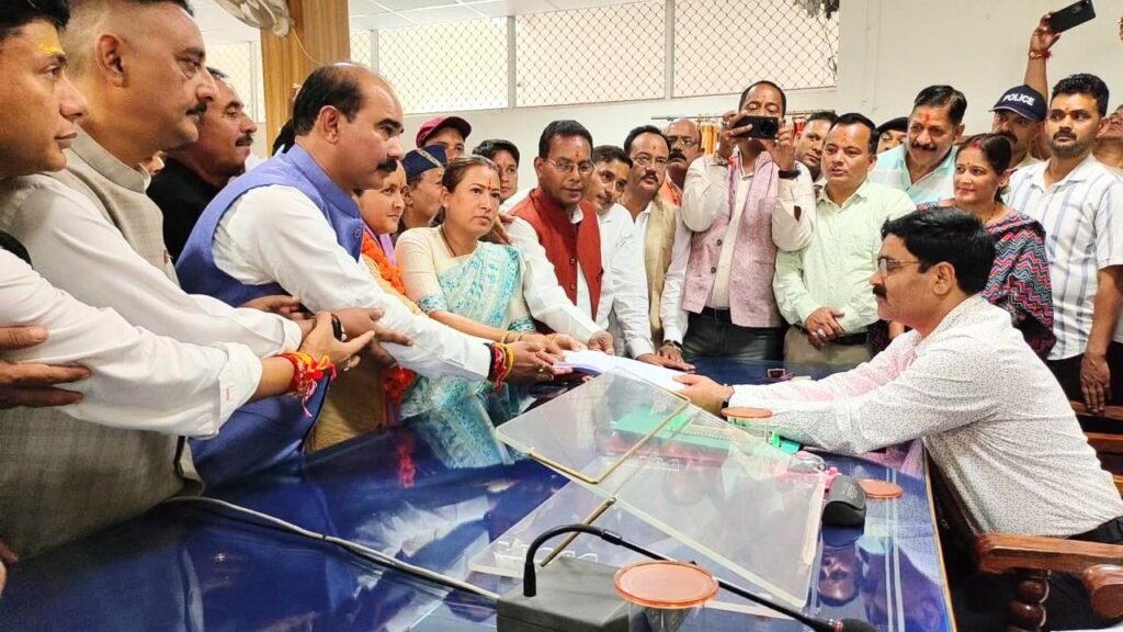 जिला पंचायत अध्यक्ष के लिए भाजपा उम्मीदवार हेमा गैडा ने किया नामांकन