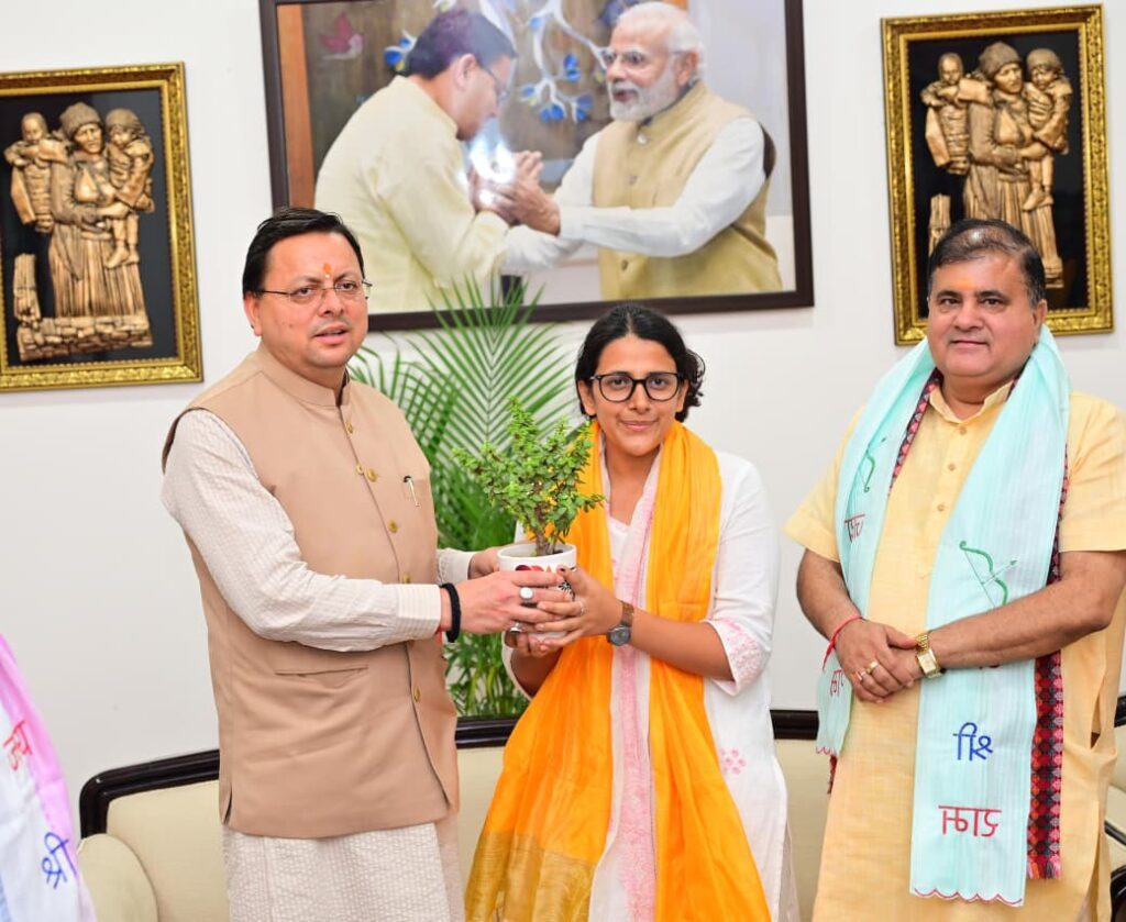 मुख्यमंत्री से महेंद्र भट्ट और नव निर्वाचित टिहरी जिला पंचायत अध्यक्ष इशिता सजवाण ने की मुलाकात