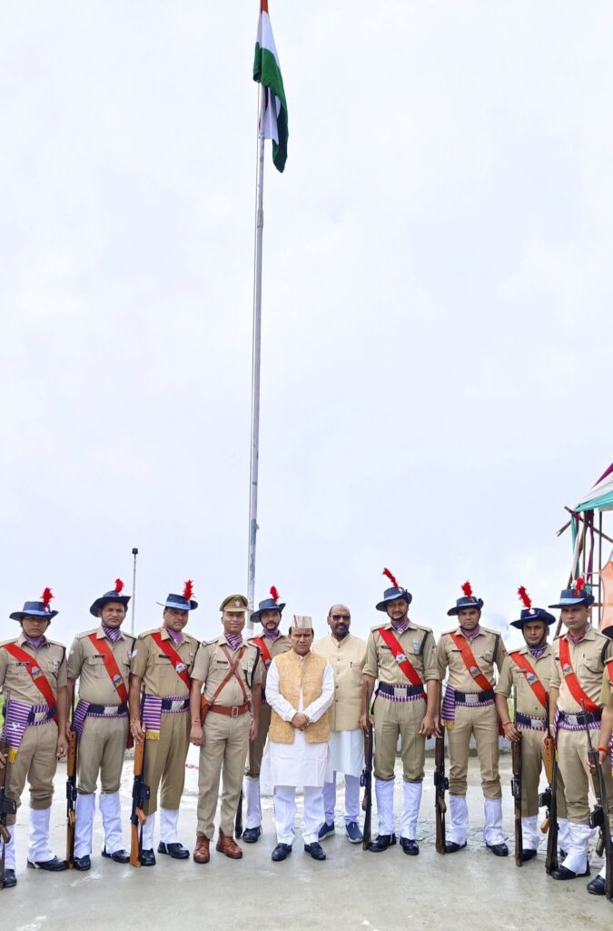 कैबिनेट मंत्री डॉ. धन सिंह रावत ने विधानसभा परिसर भराड़ीसैंण में किया ध्वजारोहण