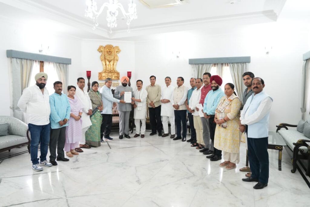 प्रदेश कांग्रेस का प्रतिनिधिमंडल मिला राज्यपाल से, राज्य निर्वाचन आयुक्त को बर्खास्त करने की मांग
