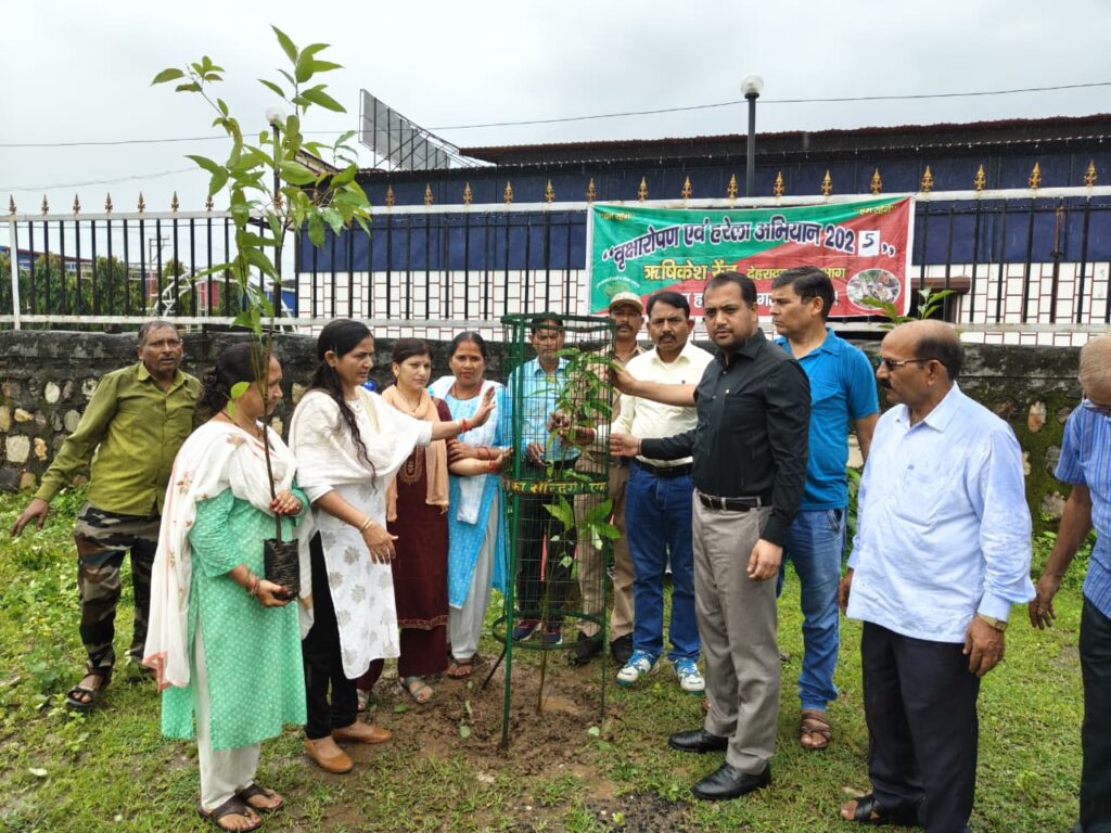 खांड गाँव में बृहदस्तर पर वृक्षारोपण और स्वच्छता अभियान चला, SDM और पूर्व मेयर अनिता ममगाईं व वन क्षेत्र अधिकारी की मौजूदगी में