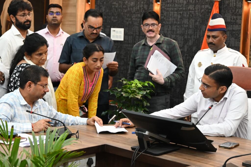 डीएम ने लगाया जनता दरबार, असहाय सुशीला को पेंशन, उपचार, मकान मरम्मत मौके पर ही किया निस्तारण