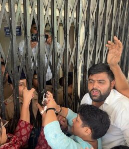 बदहाल सड़कों को लेकर कांग्रेस महिला अध्यक्ष रौतेला के नेतृत्व में pwd का घेराव कर कार्यालय में की तालाबंदी