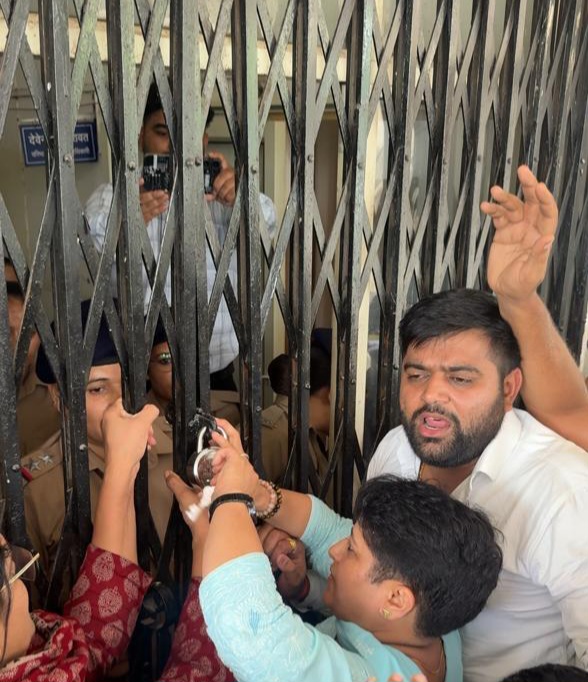 बदहाल सड़कों को लेकर कांग्रेस महिला अध्यक्ष रौतेला के नेतृत्व में pwd का घेराव कर कार्यालय में की तालाबंदी