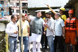 मुख्यमंत्री ने बड़कोट तहसील के स्यानाचट्टी में आपदा प्रभावित क्षेत्र का किया स्थलीय निरीक्षण
