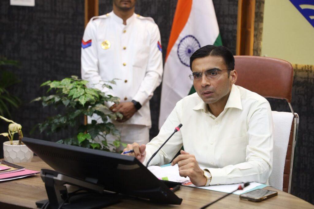 लंबित आपराधिक वादों के त्वरित निस्तारण को लेकर डीएम ने की समीक्षा बैठक