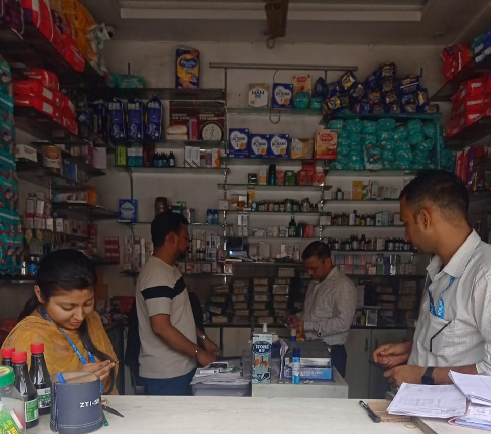 देहरादून: जिला प्रशासन की मेडिकल स्टोर पर छापेमारी, दवाई बिक्री पर लगाया प्रतिबन्ध