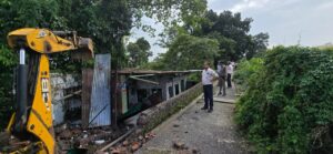 देहरादून: सरकारी भूमि पर अवैध निर्माण कर बनाई गई दो मजार ध्वस्त