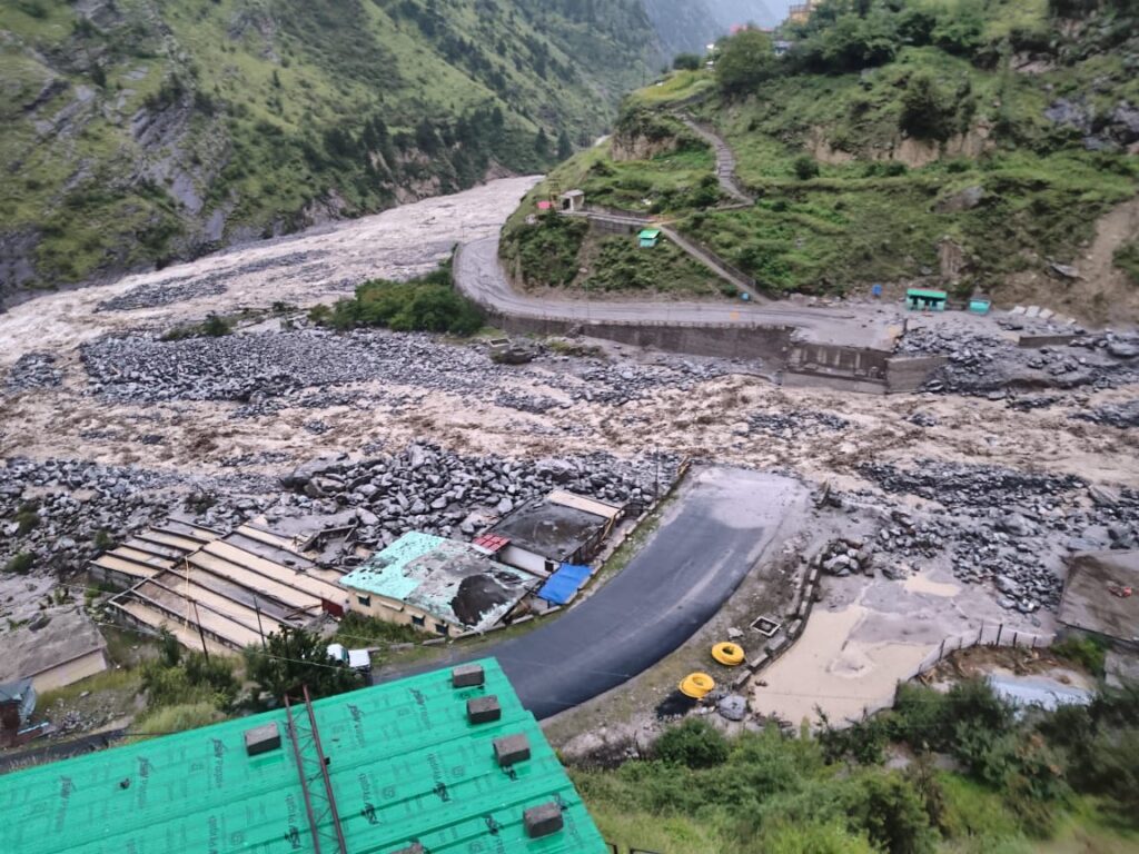 उत्तराखंड में अगले 24 घंटों में भारी बारिश का रेड अलर्ट