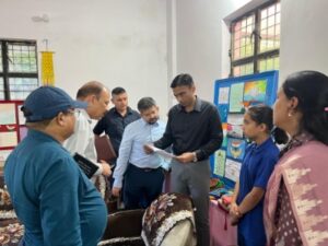 डीएम ने दूर दराज आवासीय विद्यालयों का किया निरीक्षण