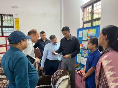 डीएम ने दूर दराज आवासीय विद्यालयों का किया निरीक्षण