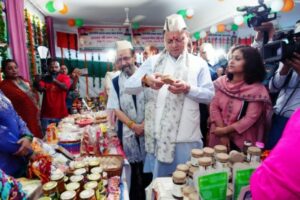 मुख्यमंत्री ने रक्षाबन्धन पर्व हेतु लगाये गये स्टॉलों का किया अवलोकन