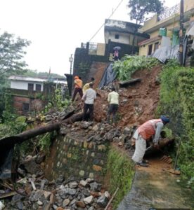 दून विहार में पूस्ता टूटने से आवासीय भवनों को बना खतरा