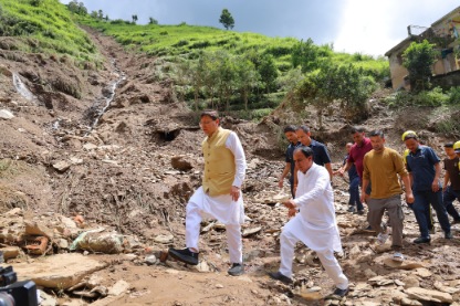 मुख्यमंत्री, कैबिनेट मंत्री रावत ने पौड़ी के आपदाग्रस्त क्षेत्र का किया स्थलीय निरीक्षण, प्रभावित ग्रामीणों से जाना हालचाल