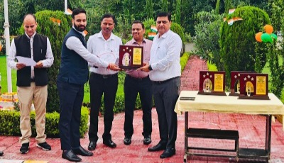 देहरादून: स्वतंत्रता दिवस पर खनन विभाग के दो अधिकारी सम्मानित