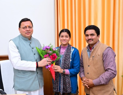 मुख्यमंत्री से मुख्यमंत्री आदर्श ग्राम सारकोट की ग्राम प्रधान प्रियंका नेगी ने की मुलाकात