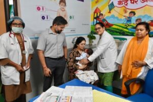 सीडीओ ने सरकारी आधुनिक टीकाकरण केंद्र में अपने डेढ़ माह बेटे का कराया टीकाकरण