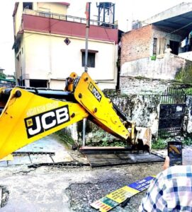डीएम के निर्देश पर अतिक्रमण कर रोड पर बनाया गेट को प्रशासन ने किया ध्वस्त 