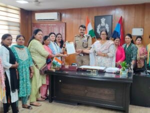 भाजपा महिला कार्यकर्ताओं ने कांग्रेस नेताओं पर दर्ज कराया मुकद्दमा
