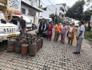 अवैध गैस रिफिलिंग की शिकायत पर जिला प्रशासन की छापेमारी, 34 सिलेंडर जब्त