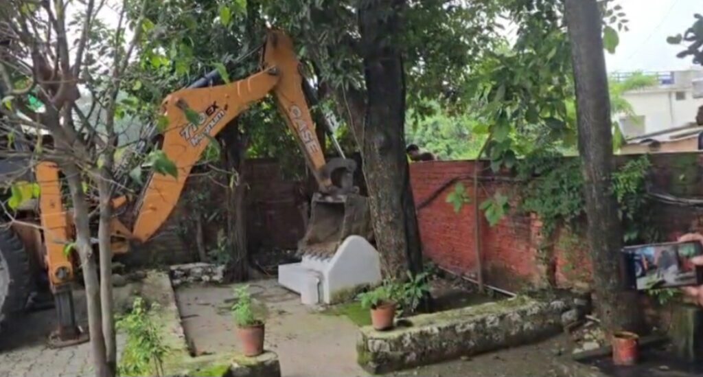अवैध रूप से बनाई गई तीन अवैध मजारों पर धामी सरकार का चला बुलडोजर 