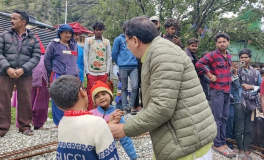 मौसम की चुनौतियों के बीच ग्राउंड जीरो पर पहुंचे मुख्यमंत्री