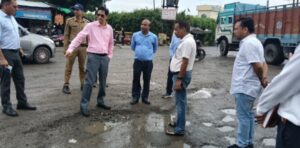 हल्द्वानी: आयुक्त दीपक रावत ने टूटी सड़कों का किया निरीक्षण, दिए जल्द मरम्मत के निर्देश