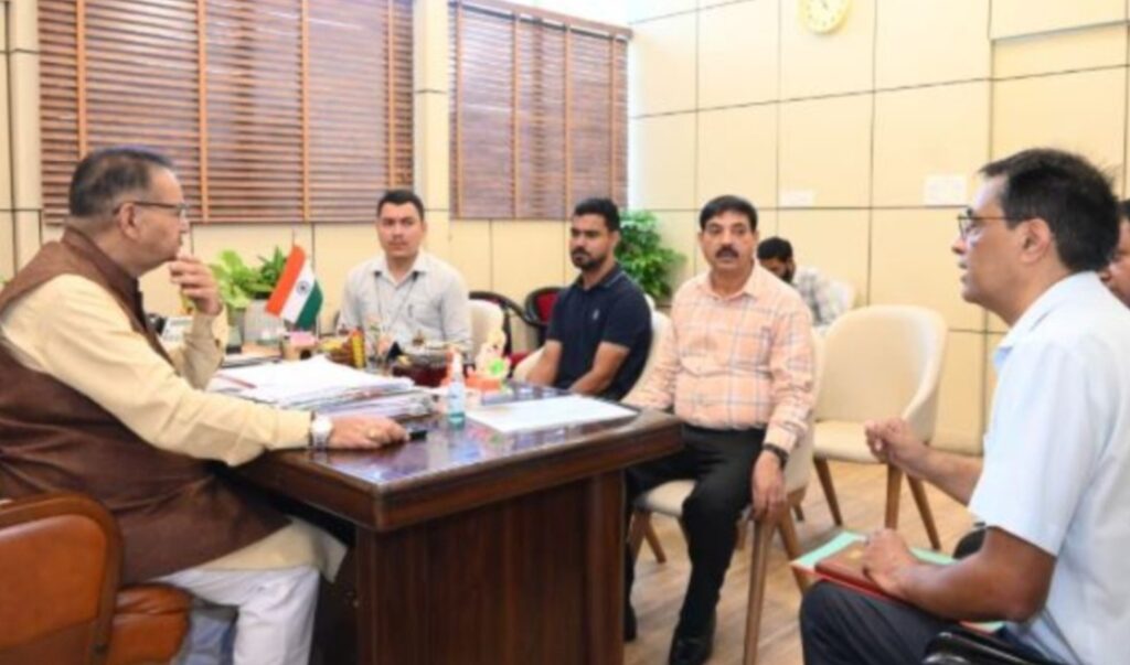 भारी वर्षा के चलते प्रदेशभर में 166 सड़कें अवरुद्ध, बाधित सड़कों को खोलने के निर्देश