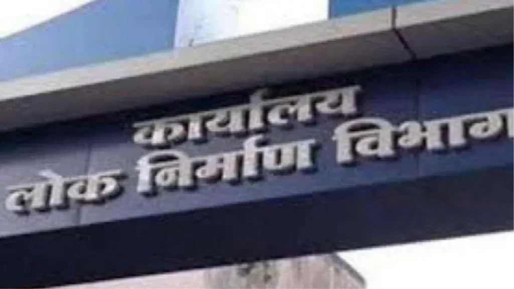 गजब: लोनिवि ने रात्रि में बनाई सड़क दूसरे दिन सुबह ही पानी की पाइपलाइन बिछाने के लिए खोद दी सड़क