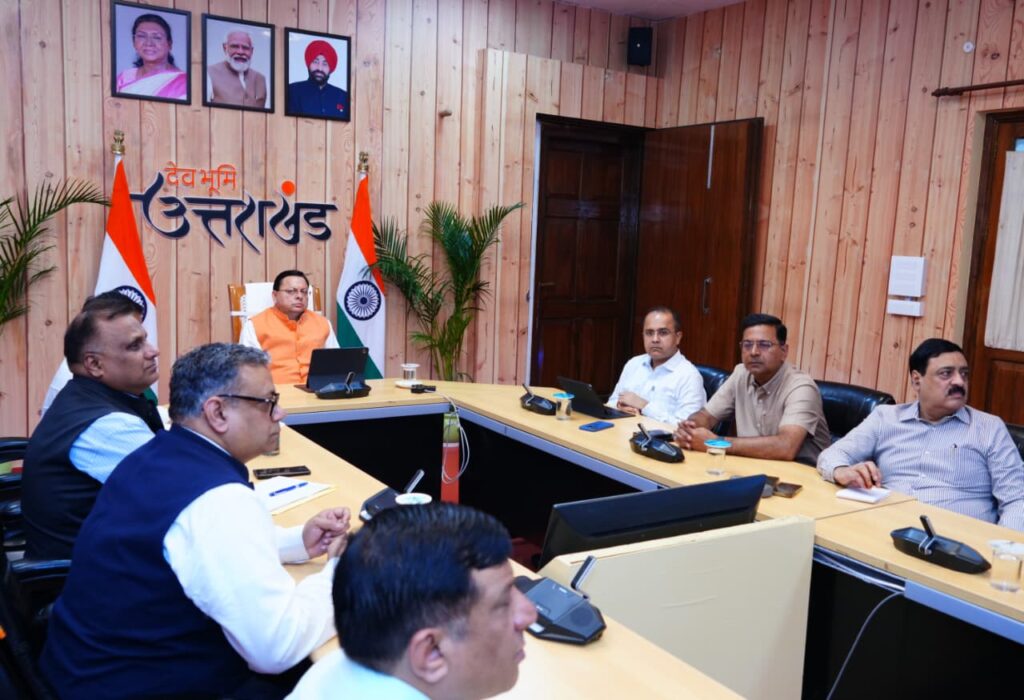 सभी सड़कें निर्धारित समय सीमा में गड्ढा मुक्त की जाएं: मुख्यमंत्री