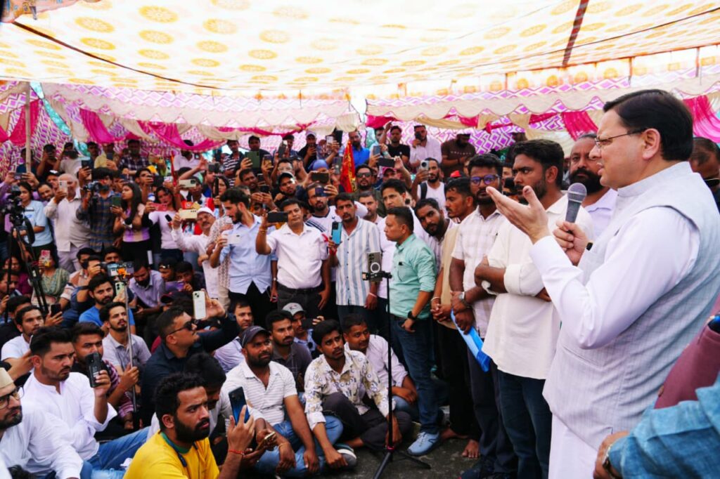 युवाओं के बीच पहुंचे सीएम धामी, परीक्षा प्रकरण में सीबीआई जांच की संस्तुति