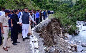 मुख्यमंत्री ने बागेश्वर के आपदा प्रभावित क्षेत्रों का किया दौरा, ग्रामीणों से भेंट कर उनका हालचाल जाना