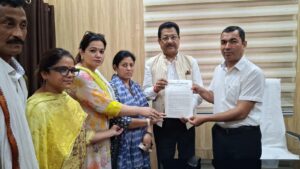 धस्माना के नेतृत्व में कांग्रेसियों ने सौंपा एडीएम को ज्ञापन, प्रधानमंत्री से बीस हजार करोड़ के पैकेज की मांग