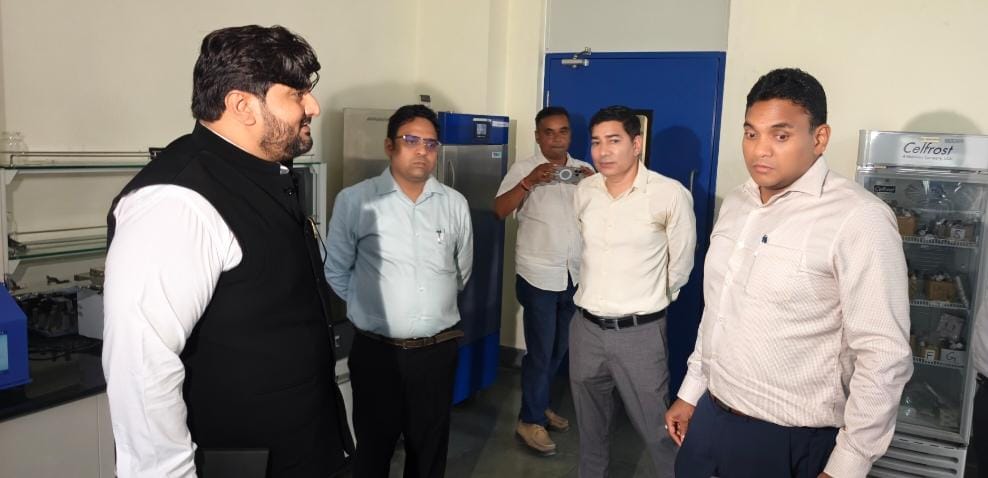 नकली दवाओं और ड्रग्स पर ज़ीरो टॉलरेंस: स्वास्थ्य सचिव का FDA मुख्यालय में औचक निरीक्षण