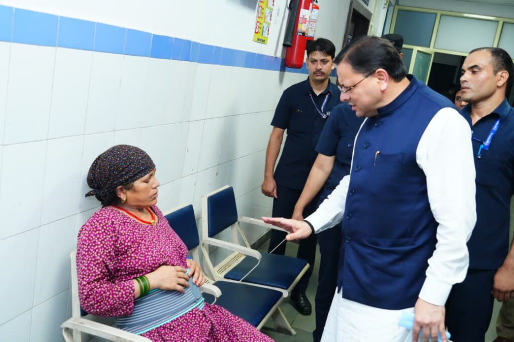 मुख्यमंत्री का दून अस्पताल का निरीक्षण, मरीजों से सीधे संवाद कर जानी उनकी स्वास्थ्य सेवाओं की स्थिति