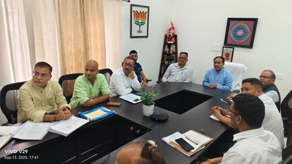 कैबिनेट मंत्री धन सिंह रावत ने आपदा प्रभावित क्षेत्रों को लेकर की समीक्षा बैठक